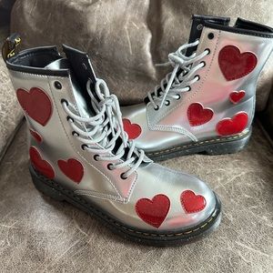 VGUC Dr Martens Youth sz 6 silver & hearts
